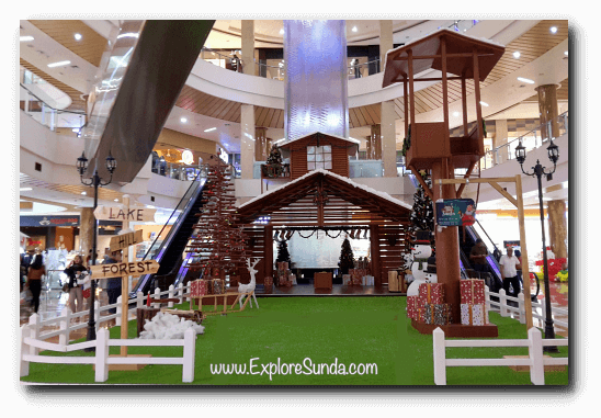During Christmas season, shopping malls create unique stages to attract visitors. During Christmas season, shopping malls create unique stages to attract visitors.