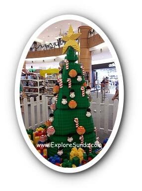 A Christmas tree made of Lego bricks. A Christmas tree made of Lego bricks.