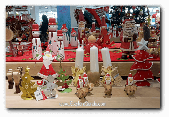 During Christmas season, shopping malls create unique stages to attract visitors. During Christmas season, shopping malls create unique stages to attract visitors.