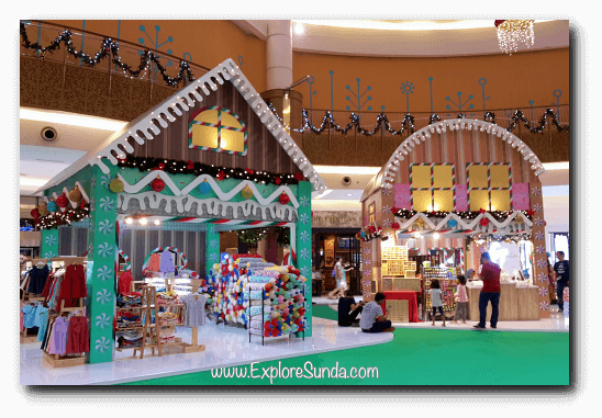 During Christmas season, shopping malls create unique stages to attract visitors. During Christmas season, shopping malls create unique stages to attract visitors.