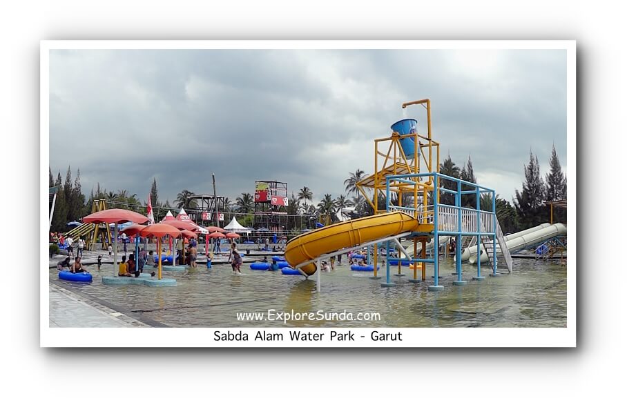 Indulge yourselves in a hot spring at Cipanas Garut. Have fun in the warm waterparks filled with fresh water from naturally heated springs!