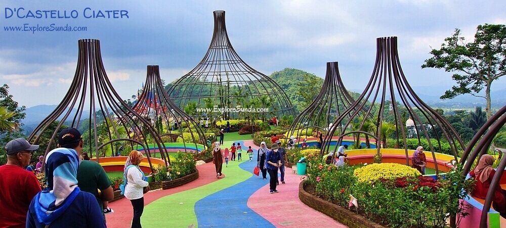 Beautiful onion-shaped structure in the middle of D'Castello's garden.