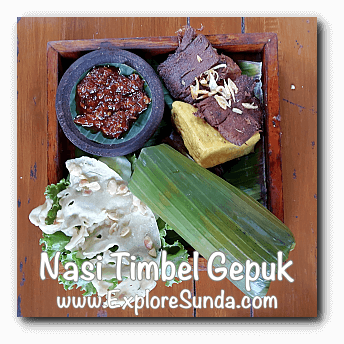 A Nasi Timbel set consists of rice, gepuk, fried tofu, chips, and sambal.