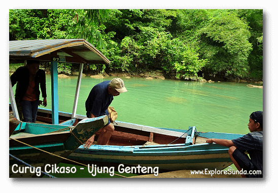 Getting off the boat on the way to Curug Cikaso - Ujung Genteng. Getting off the boat on the way to Curug Cikaso - Ujung Genteng.
