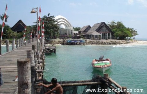 Have a vacation in Umang Island, a tiny island in Sunda strait, where you can go snorkeling, fishing, and try to find umang (hermit crabs in English)!