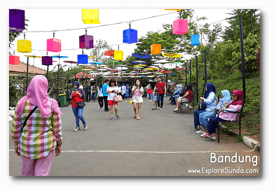 Wear some casual and comfortable clothes while you explore Bandung. Wear some casual and comfortable clothes while you explore Bandung.