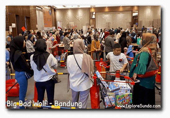 Long queues to reach the cashiers at Big Bad Wolf Bandung. Long queues to reach the cashiers at Big Bad Wolf Bandung.