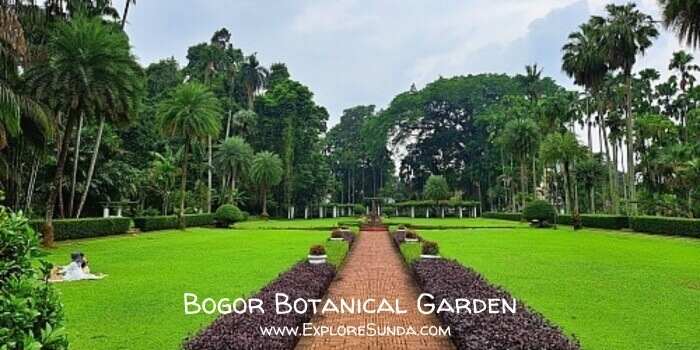 People love to picnic on the lawn of the Teisjman Garden.