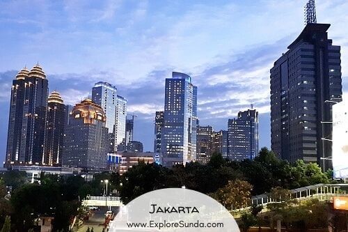 A travel guide to explore Jakarta, the largest city in Indonesia.