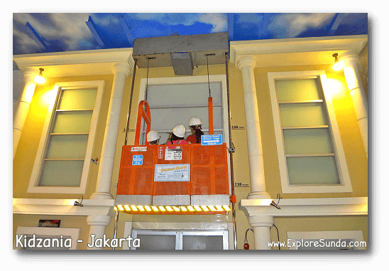 Work as window cleaners in Kidzania Jakarta. Work as window cleaners in Kidzania Jakarta.