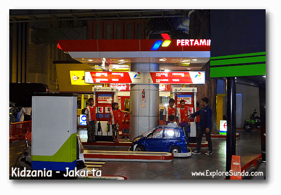 Work at the gas station in Kidzania Jakarta. Work at the gas station in Kidzania Jakarta.