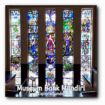 The five-panel stained glass decorating Museum Bank Mandiri. It depicts four seasons in Netherland and the beauty of Indonesia.
