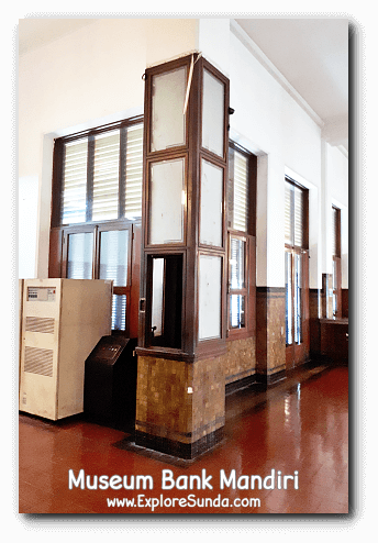 A tiny elevator to transport documents between the two floors in Museum Bank Mandiri at Kota Tua Jakarta.