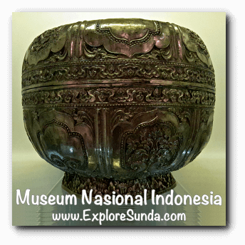 Silver bokor from Palembang - a collection of Museum Gajah (The National Museum of Indonesia), Jakarta Silver bokor from Palembang - a collection of Museum Gajah (The National Museum of Indonesia), Jakarta