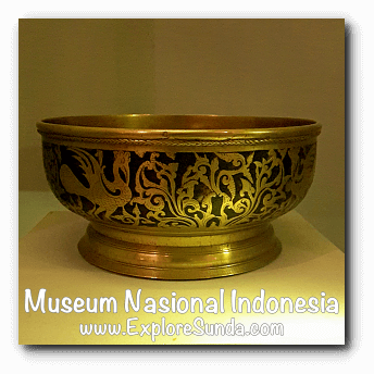 Brass bowl from Banjarmasin, South Kalimantan - a collection of Museum Gajah (The National Museum of Indonesia), Jakarta Brass bowl from Banjarmasin, South Kalimantan - a collection of Museum Gajah (The National Museum of Indonesia), Jakarta