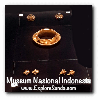Gold earrings from East Java dated 14AD - a collection of Museum Gajah (The National Museum of Indonesia), Jakarta Gold earrings from East Java dated 14AD - a collection of Museum Gajah (The National Museum of Indonesia), Jakarta