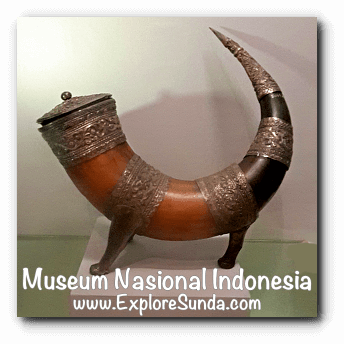 Medical container made of silver and buffalo horn from Batak, North Sumatera - a collection of Museum Gajah (The National Museum of Indonesia), Jakarta Medical container made of silver and buffalo horn from Batak, North Sumatera - a collection of Museum Gajah (The National Museum of Indonesia), Jakarta