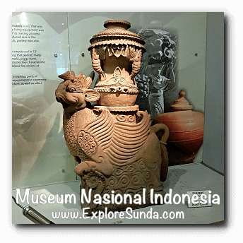 Padasan Paksinagaliman (water container in the shape of a bird, dragon and elephant) from Cirebon, West Java - a collection of Museum Gajah (The National Museum of Indonesia), Jakarta Padasan Paksinagaliman (water container in the shape of a bird, dragon and elephant) from Cirebon, West Java - a collection of Museum Gajah (The National Museum of Indonesia), Jakarta