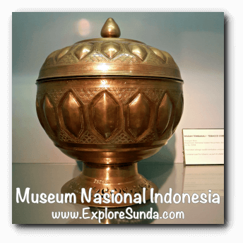 Brass tobacco container from Banjarmasin, South Kalimantan - a collection of Museum Gajah (The National Museum of Indonesia), Jakarta Brass tobacco container from Banjarmasin, South Kalimantan - a collection of Museum Gajah (The National Museum of Indonesia), Jakarta