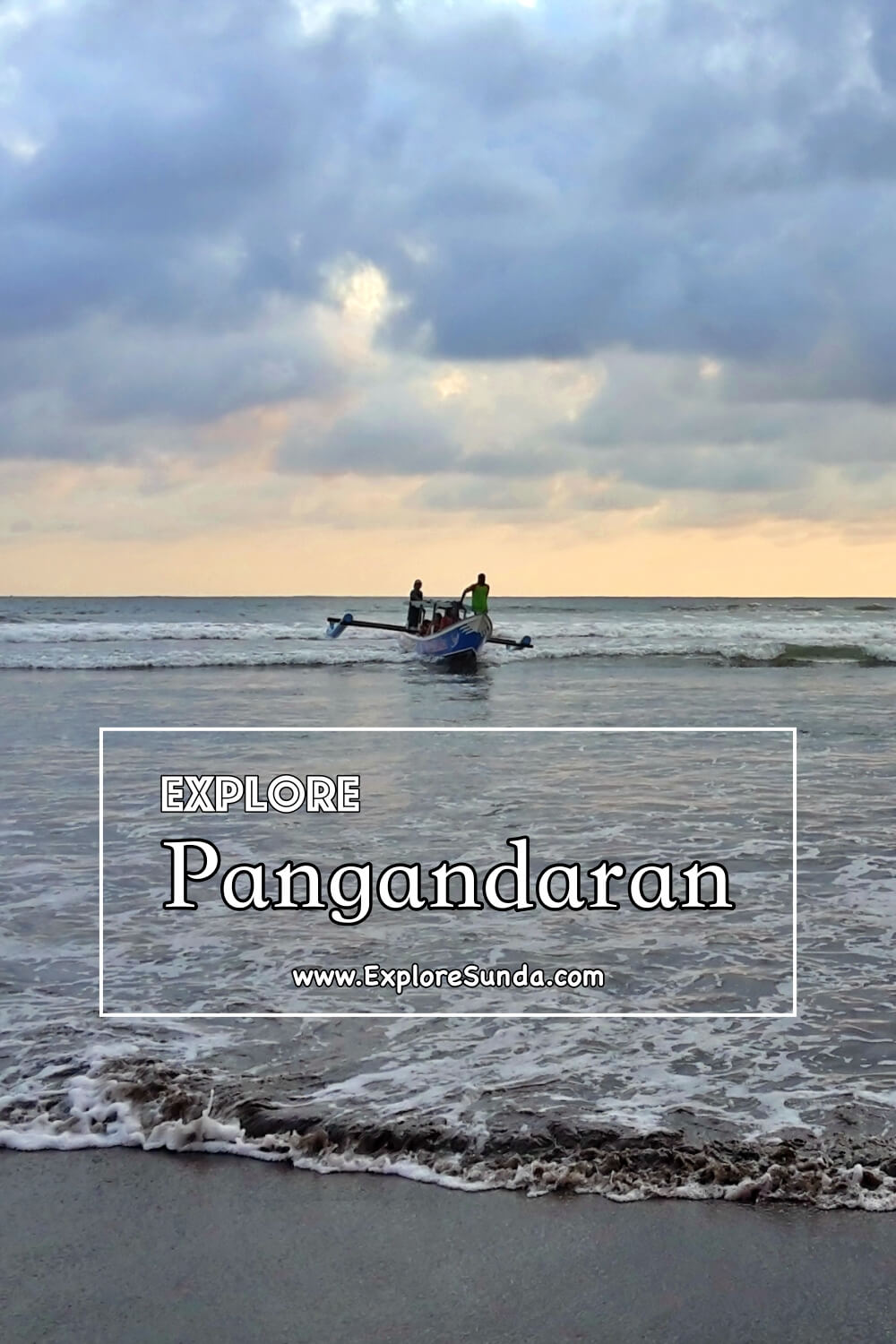 A traditional boat is returning to Pangandaran beach after a day full of adventure at Pasir Putih beach | Things to do | What to eat | Where are the best hotels | #ExploreSunda #Pangandaran