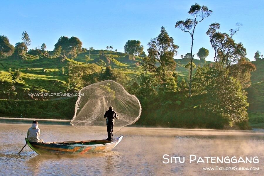 Early morning in Situ Patenggang Bandung, where fishermen were busy net fishing. Photo courtesy of D. Mulyadi.