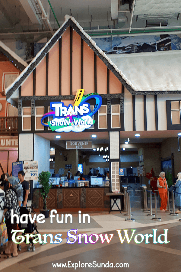 Playing in the snow at Trans Snow World in Transmart Juanda Bekasi | Ride a gondola, Slide, Ski, or Roll Over inside a Ball | #ExploreSunda